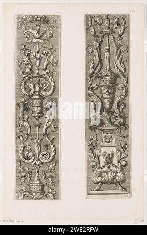 Twee Kandelabers, in oder nach 1648 Print Leaf mit zwei Aufführungen von Kandelabers. Links ein Kandelaber mit Hörnern des Überflusses und Arabesken. Rechts ein Kerzenschein mit Arabesken und geflügelten weiblichen Figuren. Die linke Leistung befindet sich über der rechten Show. Zusammen bilden sie einen Kandelaber. Druckerei: Italien Zeichnung von: ItalienVerlag: Rom Papierätzung Ornament  Kerzenhalter Stockfoto