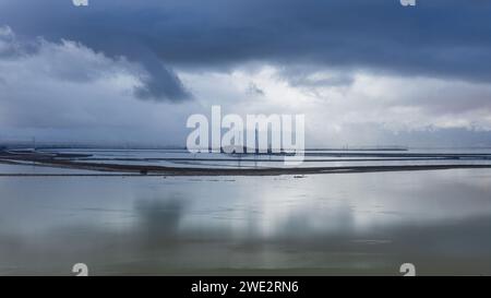 Dark Storm Wolken über der Dumbarton Bridge über das Don Edwards San Francisco Bay National Wildlife Refuge. Stockfoto