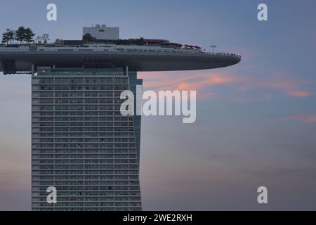 Ein malerischer Blick auf die Marina Bay Sands Singapur bei Sonnenuntergang. Stockfoto