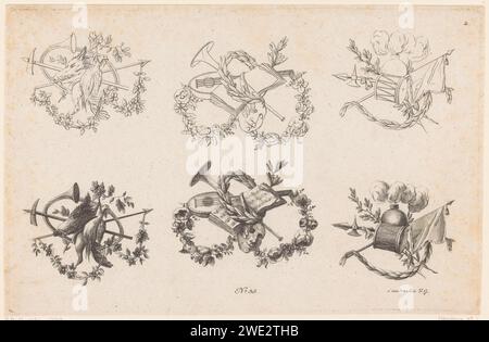 Troips M'Jag - Ein Theaterstück, Johann Carl Loop, 1769 - druckte 1842 drei Trophäen und Strichzeichnungen. Mit Jagdattributen belassen. In der Mitte mit Attributen, die zu Musik und Theater gehören. Auf der rechten Seite mit einer Flagge, einer Trommel und Waffen. Veröffentlichungsnummer 35. Papierätztrophäe, d. h.: Dekorative Anordnung symbolischer oder typischer Objekte  Ornament. Jagen, jagen. Symbolische Darstellungen, Allegorien und Embleme  die Kunst der Bühne. Symbole, Allegorien des Krieges; „Guerra“ (Ripa) Stockfoto