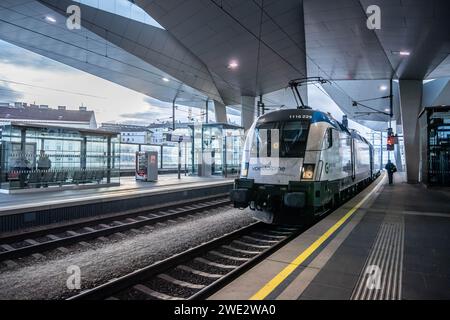 WIEN, ÖSTERREICH - 21. November 2023: Zug auf dem Bahnsteig des Wiener Hauptbahnhofs in Österreich Stockfoto