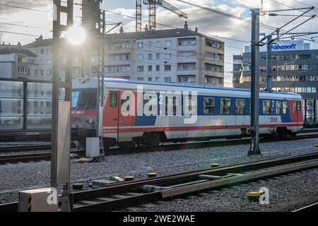 WIEN, ÖSTERREICH - 21. November 2023: Zug auf dem Bahnsteig des Wiener Hauptbahnhofs in Österreich Stockfoto