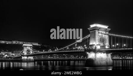 Das Budapester Stadtbild in einem atemberaubenden Schwarzweiß-Nachtfoto. Stockfoto