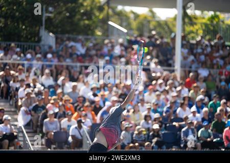 Amateur spielt Tennis bei einem Turnier. Professinaler Tennisspieler, der vor einer überfüllten Tennisgruppe von Tenniszuschauern dient und das Tennis i beobachtet Stockfoto