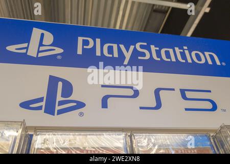 Bordeaux , Frankreich - 01 20 2024 : Sony ps5 PlayStation 5 Home Videospielkonsole Textlogo und Markenzeichen von Sony Group Wireless Games im Shop Stockfoto