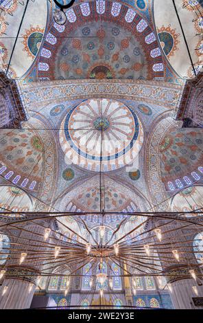 Istanbul, Türkei - 8. November 2023: Reich verziertes Innere der Sultan Ahmed oder Blauen Moschee, majestätische historische kaiserliche Moschee aus der osmanischen Zeit mit blauen Fliesen Stockfoto