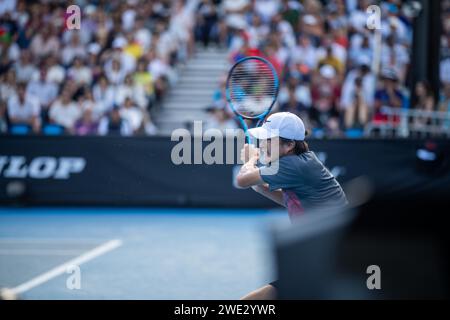 Amateur spielt Tennis bei einem Turnier. Professinaler Tennisspieler, der vor einer überfüllten Tennisgruppe von Tenniszuschauern dient und das Tennis i beobachtet Stockfoto