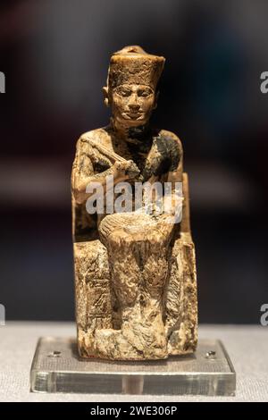 Kairo, Ägypten - 14. November 2023: Cheops-Statuette im Ägyptischen Museum in Kairo in der Nähe des Tahrir-Platzes. Stockfoto