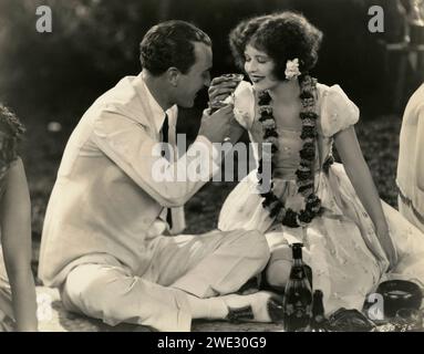 Clara Bow in „Hula“ (Paramount, 1927), die auf ein Picknick stoßen Stockfoto