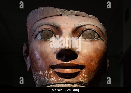 Kairo, Ägypten - 14. November 2023: Gemalter Kalksteinkopf der Königin Hatschepsut im Ägyptischen Museum von Kairo in der Nähe des Tahrir-Platzes. Stockfoto