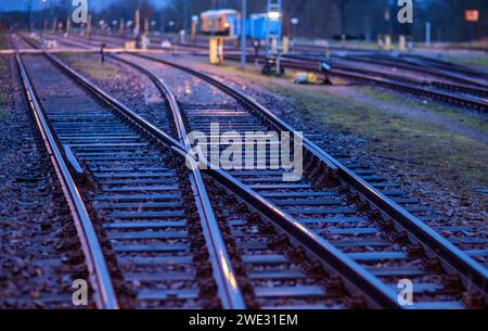 Schwerin, Deutschland. Januar 2024. Leere Gleise sind im Nieselregen in der Nähe des Bahnhofs zu sehen. Die Deutsche Zugführergewerkschaft (GDL) hat einen mehrtägigen Streik bei der Deutschen Bahn ausgerufen. Sie ist die vierte und mit Abstand längste Arbeitskampfmaßnahme im laufenden Lohnstreit bei der Deutschen Bahn. Quelle: Jens Büttner/dpa/Alamy Live News Stockfoto