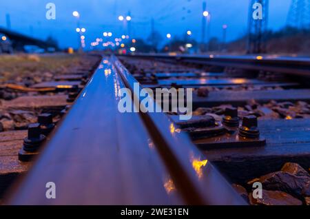 Schwerin, Deutschland. Januar 2024. Leere Gleise sind im Nieselregen in der Nähe des Bahnhofs zu sehen. Die Deutsche Zugführergewerkschaft (GDL) hat einen mehrtägigen Streik bei der Deutschen Bahn ausgerufen. Sie ist die vierte und mit Abstand längste Arbeitskampfmaßnahme im laufenden Lohnstreit bei der Deutschen Bahn. Quelle: Jens Büttner/dpa/Alamy Live News Stockfoto