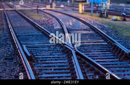 Schwerin, Deutschland. Januar 2024. Leere Gleise sind im Nieselregen in der Nähe des Bahnhofs zu sehen. Die Deutsche Zugführergewerkschaft (GDL) hat einen mehrtägigen Streik bei der Deutschen Bahn ausgerufen. Sie ist die vierte und mit Abstand längste Arbeitskampfmaßnahme im laufenden Lohnstreit bei der Deutschen Bahn. Quelle: Jens Büttner/dpa/Alamy Live News Stockfoto