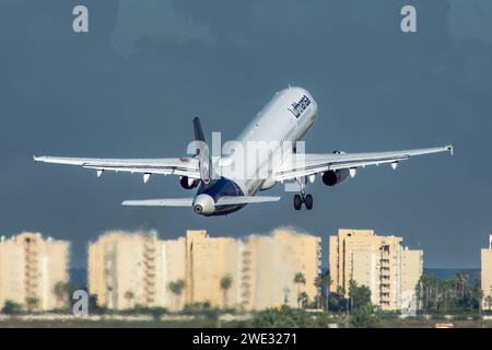 Airbus A321 Flugzeug der deutschen Fluggesellschaft Lufthansa startet vom Flughafen Alicante Stockfoto