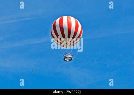 Luftstreifenballon Restaurant am blauen Himmel Stockfoto