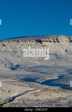 Wunderschöner Blick auf den Pen-y-ghent Berg an einem atemberaubenden Wintertag in den Yorkshire Dales, mit viel Schnee auf dem Boden und klarem, blauem Himmel über Ihnen. Stockfoto