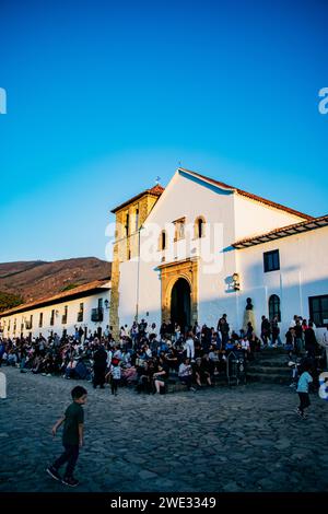 Eine Gruppe von Menschen versammelte sich auf dem Hauptplatz der Kolonialstadt Villa de Leyva, Bogota Stockfoto