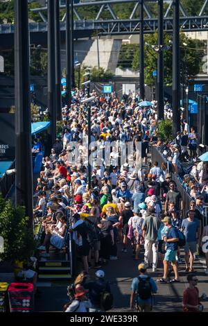 Touristen mit Rucksäcken in einer Menge, die ein Sportereignis in einem Stadion beobachtet. Sportfans jubeln und beobachten Tennis bei den Australian Open in Australien Stockfoto