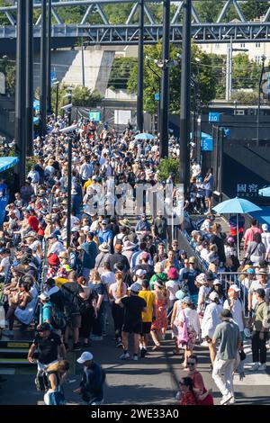 Touristen mit Rucksäcken in einer Menge, die ein Sportereignis in einem Stadion beobachtet. Sportfans jubeln und beobachten Tennis bei den Australian Open in Australien Stockfoto