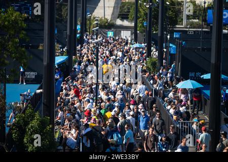 Touristen mit Rucksäcken in einer Menge, die ein Sportereignis in einem Stadion beobachtet. Sportfans jubeln und beobachten Tennis bei den Australian Open in Australien Stockfoto