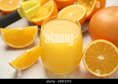 Frisch gebackener Saft, Orangen und Reibahle auf Holztisch, Nahaufnahme Stockfoto