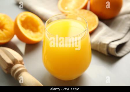 Frisch zubereiteter Saft, Orangen und Reibahle auf dem Tisch, Nahaufnahme Stockfoto