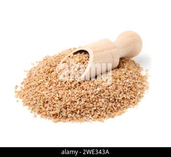 Haufen trockener Weizengeist und Löffel isoliert auf Weiss Stockfoto