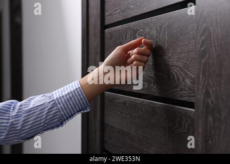 Frau klopft drinnen an die Tür, Nahaufnahme Stockfoto