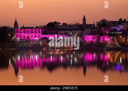 Ajmer, Indien. Januar 2024. Die Lichter erleuchten anlässlich der Einweihungszeremonie eines Tempels der hinduistischen Gottheit RAM in Ayodhya am Heiligen See von Puschkar, Indien am 22. Januar 2024. Viele Menschen in Indien feierten, nachdem der Premierminister die Weihe eines umstrittenen, unvollendeten Tempels in der heiligen Stadt Ayodhya leitete. Aber Kritiker sagen, dass er es mit Blick auf die bevorstehenden Wahlen getan hat. Foto: ABACAPRESS.COM Credit: Abaca Press/Alamy Live News Stockfoto