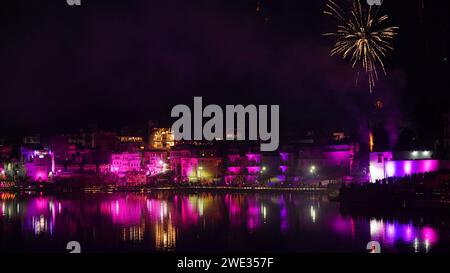 Ajmer, Indien. Januar 2024. Die Lichter erleuchten anlässlich der Einweihungszeremonie eines Tempels der hinduistischen Gottheit RAM in Ayodhya am Heiligen See von Puschkar, Indien am 22. Januar 2024. Viele Menschen in Indien feierten, nachdem der Premierminister die Weihe eines umstrittenen, unvollendeten Tempels in der heiligen Stadt Ayodhya leitete. Aber Kritiker sagen, dass er es mit Blick auf die bevorstehenden Wahlen getan hat. Foto: ABACAPRESS.COM Credit: Abaca Press/Alamy Live News Stockfoto