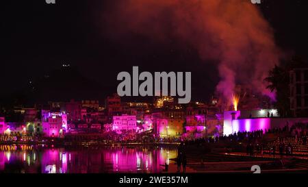 Ajmer, Indien. Januar 2024. Die Lichter erleuchten anlässlich der Einweihungszeremonie eines Tempels der hinduistischen Gottheit RAM in Ayodhya am Heiligen See von Puschkar, Indien am 22. Januar 2024. Viele Menschen in Indien feierten, nachdem der Premierminister die Weihe eines umstrittenen, unvollendeten Tempels in der heiligen Stadt Ayodhya leitete. Aber Kritiker sagen, dass er es mit Blick auf die bevorstehenden Wahlen getan hat. Foto: ABACAPRESS.COM Credit: Abaca Press/Alamy Live News Stockfoto