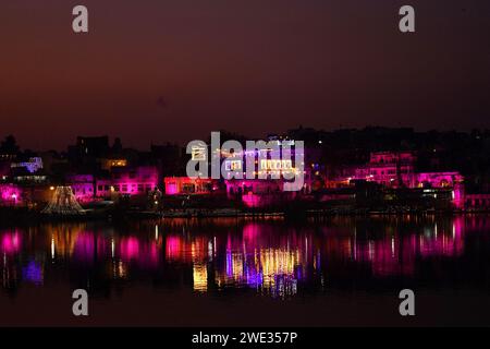 Ajmer, Indien. Januar 2024. Die Lichter erleuchten anlässlich der Einweihungszeremonie eines Tempels der hinduistischen Gottheit RAM in Ayodhya am Heiligen See von Puschkar, Indien am 22. Januar 2024. Viele Menschen in Indien feierten, nachdem der Premierminister die Weihe eines umstrittenen, unvollendeten Tempels in der heiligen Stadt Ayodhya leitete. Aber Kritiker sagen, dass er es mit Blick auf die bevorstehenden Wahlen getan hat. Foto: ABACAPRESS.COM Credit: Abaca Press/Alamy Live News Stockfoto