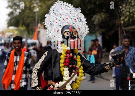 Ajmer, Indien. Januar 2024. Ein hinduistischer Anhänger, gekleidet als hinduistische Gottheit Maha Kali, nimmt an Einer religiösen Prozession Teil, um die Weihe Eines Tempels der hinduistischen Gottheit RAM in Ayodhya, in Ajmer, Indien, am 22. Januar 2024 zu feiern. Viele Menschen in Indien feierten, nachdem der Premierminister die Weihe eines umstrittenen, unvollendeten Tempels in der heiligen Stadt Ayodhya leitete. Aber Kritiker sagen, dass er es mit Blick auf die bevorstehenden Wahlen getan hat. Foto: ABACAPRESS.COM Credit: Abaca Press/Alamy Live News Stockfoto