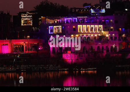 Ajmer, Indien. Januar 2024. Die Lichter erleuchten anlässlich der Einweihungszeremonie eines Tempels der hinduistischen Gottheit RAM in Ayodhya am Heiligen See von Puschkar, Indien am 22. Januar 2024. Viele Menschen in Indien feierten, nachdem der Premierminister die Weihe eines umstrittenen, unvollendeten Tempels in der heiligen Stadt Ayodhya leitete. Aber Kritiker sagen, dass er es mit Blick auf die bevorstehenden Wahlen getan hat. Foto: ABACAPRESS.COM Credit: Abaca Press/Alamy Live News Stockfoto