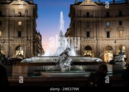 **KEINE WEBSEITEN UND ZEITUNGEN NUR FÜR ITALIEN** die neue Beleuchtung des Naiads-Brunnens. Rom Stockfoto