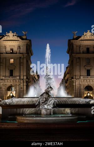 **KEINE WEBSEITEN UND ZEITUNGEN NUR FÜR ITALIEN** die neue Beleuchtung des Naiads-Brunnens. Rom Stockfoto