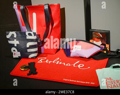 Berlin, Deutschland. Januar 2024. Merchandise steht vor dem Start der Pressekonferenz zur Bekanntgabe des Berlinale-Programms 2024 auf der Bühne. Quelle: Jens Kalaene/dpa/Alamy Live News Stockfoto