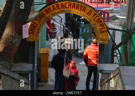 Nicht exklusiv: 22. Januar 2024, Srinagar Kashmir, Indien : Eine Hindu-Taube läutet die Tempelglocke während der Einweihung des neu erbauten Lord RAM Tempels in Stockfoto