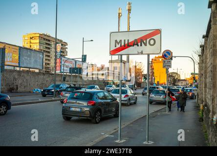 Ein Vorortschild mit der Aufschrift „Milano“ mit einer roten Linie darüber informiert die Fahrer, dass sie die Stadt Mailand in Italien verlassen. Stockfoto