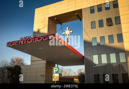 Der Haupteingang zur modernen Scientology Kirche in Mailand, Italien. Stockfoto