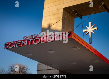 Das Kreuz und das Schild über dem Haupteingang der modernen Scientology Kirche in Mailand, Italien. Stockfoto