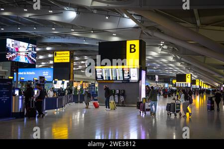 Informationstafeln und Zonenmarkierungen im Check-in-Bereich in der Abflughalle am Heathrow Airport Terminal 5 in London, Großbritannien. Stockfoto