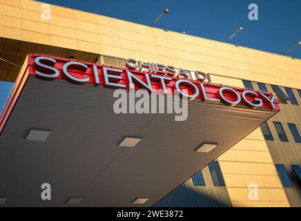 Das Schild über dem Haupteingang der modernen Scientology Kirche in Mailand, Italien. Stockfoto