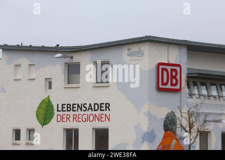 Es fährt ein Zug fährt nach Nirgendwo: Blick am Montag 22.01.2024 in der vier-Tore-Stadt Neubrandenburg Landkreis Mecklenburgische Seenplatte an einem Stellwerksgebäude auf ein Wandbild der Deutschen Bahn. Die Mitglieder der Gewerkschaft Deutscher Lokomotivführer GDL sind erneut zu einem Streik aufgerufen von dem ab Mittwoch 24.01.2024 auch den Personenverkehr betroffen sein wird. Dahingehend kann es bundesweit zu Verspätungen und Ausfällen im Bahnverkehr kommen. Der Grund dafür liegt insbesondere darin begründet, dass sich die Deutsche Bahn und die Gewerkschaft bisher nicht bei dem Kernthema Stockfoto