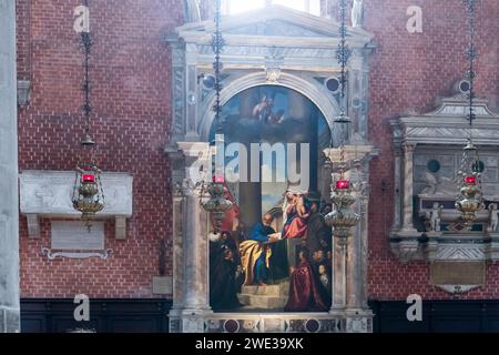 Italienisches Renaissancesaro Madonnengemälde von Tizian aus dem 16. Jahrhundert im Hochaltar in der gotischen Basilika di Santa Maria Gloriosa dei Frari (Basilikum Frari) Stockfoto