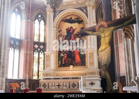 Kruzifix aus dem 13. Jahrhundert und italienische Renaissance-Himmelfahrt der Jungfrau von Tizian aus dem 16. Jahrhundert auf Hochaltar in der gotischen Basilika di Sa Stockfoto