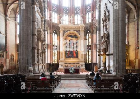 Italienische Renaissance-Himmelfahrt der Jungfrau von Tizian aus dem 16. Jahrhundert auf Hochaltar in der gotischen Basilika di Santa Maria Gloriosa dei Frari (F. Stockfoto