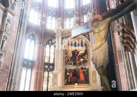 Kruzifix aus dem 13. Jahrhundert und italienische Renaissance-Himmelfahrt der Jungfrau von Tizian aus dem 16. Jahrhundert auf Hochaltar in der gotischen Basilika di Sa Stockfoto