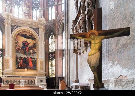 Kruzifix aus dem 13. Jahrhundert und italienische Renaissance-Himmelfahrt der Jungfrau von Tizian aus dem 16. Jahrhundert auf Hochaltar in der gotischen Basilika di Sa Stockfoto