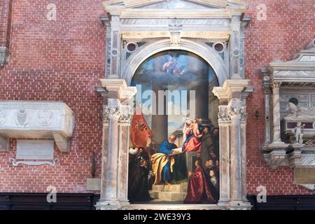 Italienisches Renaissancesaro Madonnengemälde von Tizian aus dem 16. Jahrhundert im Hochaltar in der gotischen Basilika di Santa Maria Gloriosa dei Frari (Basilikum Frari) Stockfoto